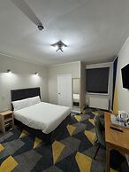 OYO Weaste Hotel