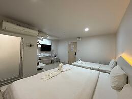 Bed by Boat Hotel & Apartment