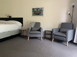 Colonial Bay Motel and Cottages