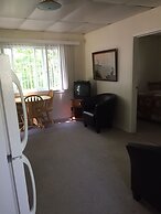 Colonial Bay Motel and Cottages