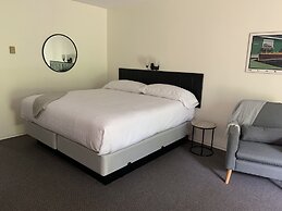 Colonial Bay Motel and Cottages