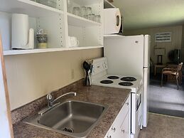 Colonial Bay Motel and Cottages