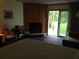 Colonial Bay Motel and Cottages