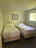 Colonial Bay Motel and Cottages