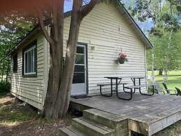 Colonial Bay Motel and Cottages