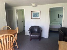 Colonial Bay Motel and Cottages