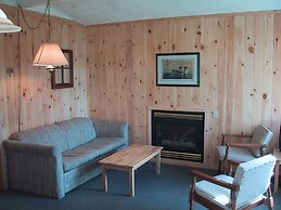 Colonial Bay Motel and Cottages