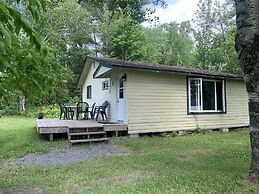 Colonial Bay Motel and Cottages