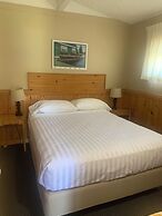 Colonial Bay Motel and Cottages