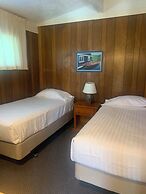 Colonial Bay Motel and Cottages