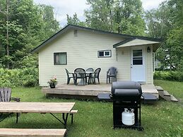 Colonial Bay Motel and Cottages