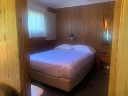 Colonial Bay Motel and Cottages