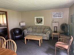 Colonial Bay Motel and Cottages