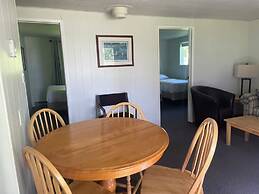 Colonial Bay Motel and Cottages