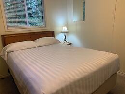 Colonial Bay Motel and Cottages