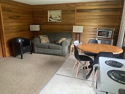 Colonial Bay Motel and Cottages