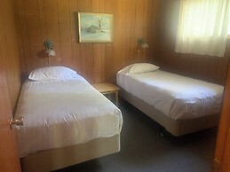 Colonial Bay Motel and Cottages