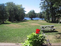 Colonial Bay Motel and Cottages