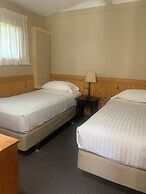 Colonial Bay Motel and Cottages