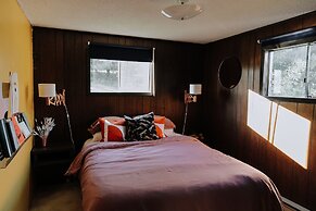 Colonial Bay Motel and Cottages