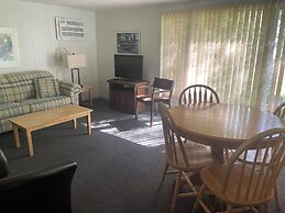 Colonial Bay Motel and Cottages