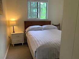 Colonial Bay Motel and Cottages