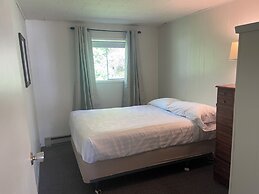 Colonial Bay Motel and Cottages