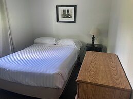 Colonial Bay Motel and Cottages