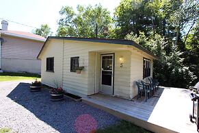 Colonial Bay Motel and Cottages