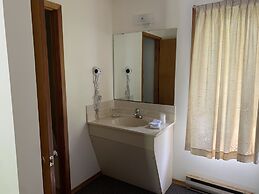 Colonial Bay Motel and Cottages