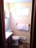 Colonial Bay Motel and Cottages