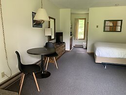 Colonial Bay Motel and Cottages