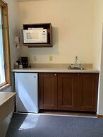 Colonial Bay Motel and Cottages