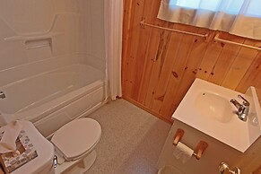 Colonial Bay Motel and Cottages