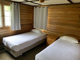 Colonial Bay Motel and Cottages