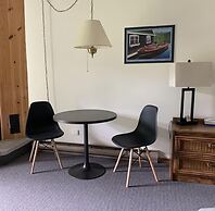 Colonial Bay Motel and Cottages