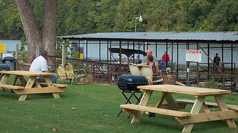 Taneycomo Lakefront Resort