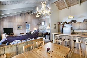 Mammoth Point by 101 Great Escapes