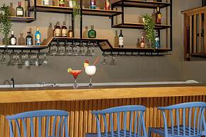 Hotel Sansiraka Suites By GEH Suites