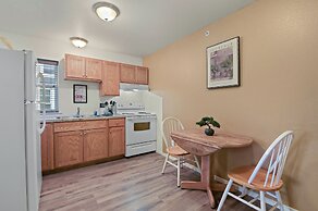 Maple Leaf Manor Suites