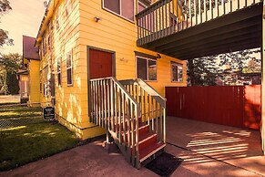 Maple Leaf Manor Suites