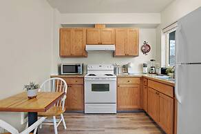 Maple Leaf Manor Suites