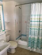 East Harbour Motel and Cottages