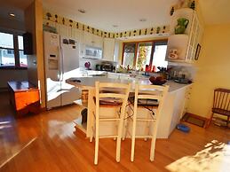 East Harbour Motel and Cottages