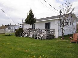 Baybreeze Restaurant and Motel