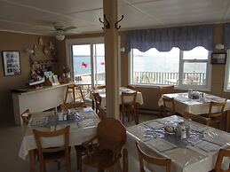 Baybreeze Restaurant and Motel