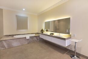 Peninsula Bay Resort