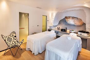 Skyfall Suites - Adults Only