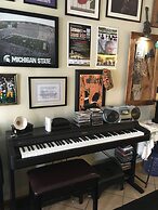 Scully's Manistee Outpost Motel