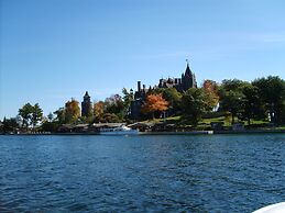 Capricorn Motel Royale Thousand Islands